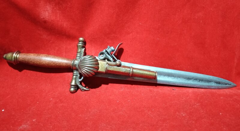 Panoplie de epoca pumnal cu pistol