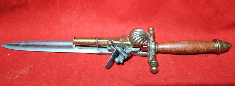 Panoplie de epoca pumnal cu pistol